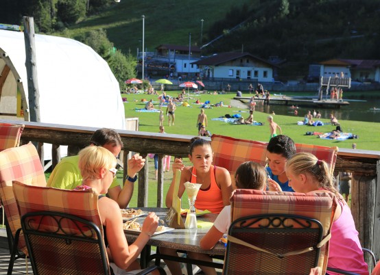 Kinder beim Badesee in der Ramsau