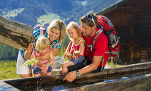 Familie beim Wandern im Urlaub in Ramsau am Dachstein